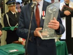 Burmistrz Paweł Machnicki wręcza symboliczny klucz do strażnicy