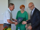 Kazimierz Gierlach, w imieniu syna Michała, odbiera nagrodę burmistrza w dziedzinie sportu 