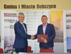 podpisanie umowy na modernizację nawierzchni boiska w kompleksie "Orlik" - 17.07.2019 r.
