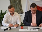 podpisanie umowy na rozbudowę szkoły w Kornatce
