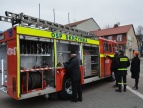 Strażacy prezentują nowo zakupiony wóz strażacki dla jednostki OSP Skrzynka