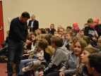Licznie zgromadzona na sali dzieci i młodzież zadawali wiele pytań 