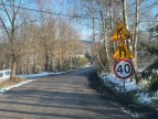 droga aswaltowa ze znakiem ograniczenia prędkości do 40 km/h po prawej stronie