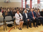 ludzie oglądający z miejsc siedzących występ 