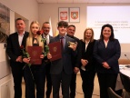 zdjęcie grupowe przedstawia Laureatów Nagrody Burmistrza Gminy i Miasta Dobczyce w dziedzinie sportu wraz z przedstawicielami samorządu
