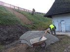 naprawa skarpy przy karczmie w skansenie