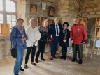 grupa ludzi w Królewskim Zamku 