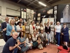 uczestniczy Narodowego Czytania - zdjęcie grupowe w bibliotece