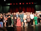 III Festiwal Talentów Osób z Niepełnosprawnościami w Dobczycach osoby na scenie na zakończenie festiwal