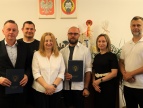Burmistrz Gminy i Miasta Dobczyce Tomasz Suś podpisał dziś umowę z firmą Wiba Bochaccy s.c. na modernizację sali gimnastycznej w Szkole Podstawowej nr 1 w Dobczycach. W podpisaniu umowy, obok przedstawicieli wykonawcy, uczestniczyli również: wiceburmistrz Edyta Podmokły, dyrektor Szkoły Podstawowej nr 1 w Dobczycach Justyna Dudzik oraz kierownik Referatu Inwestycji Konrad Skiba. Wartość podpisanej umowy wynosi 221 230,10 zł. Inwestycja zostanie dofinansowana kwotą 86 120,00 zł brutto ze środków Fundacji 