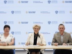 785 tys. zł dofinansowania dla Gminy Dobczyce na zwiększenie bezpieczeństwa mieszkańców „Przy stole siedzą trzy osoby podczas podpisania umowy o dofinansowanie. Pośrodku wicewojewoda małopolska Elżbieta Achinger, po prawej burmistrz Dobczyc Tomasz Suś, a po lewej główna księgowa Renata Banowska. W tle znajduje się ścianka z logotypami Wojewody Małopolskiego, Ministerstwa Spraw Wewnętrznych i Administracji oraz programu Ochrona ludności i obrona cywilna.”