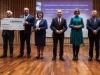 na scenie stoją samorządowcy odbierającyc promesę wraz z marszałkiem