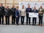 zdjęcie grupowe przedstawiciele Urzędu Marszałkowskiego Województwa Małopolskiego oraz samorządu dobczyckiego i jednostek OSP podczas wręczenia promesy