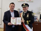 Burmistrz Tomasz Suś z Półkownikiem pozują do zdjęcia na tle Orła Polskiego 