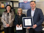 mężczyzna z dwoma kobietami trzymający portret