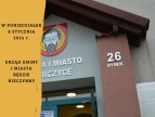 budynek urzędu gminy i miasta dobczyce w kolorze żółtym 