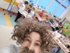 nauczyciel przebrany w perukę podczas lekcji z dziećmi 