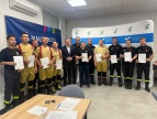 Wspólne zdjęcie strażaków OSP wraz z burmistrzem Tomaszem Susiem