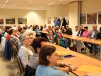 Na zdjęciu uczestnicy spotkania siedzący w ławkach