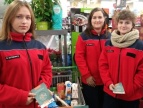 wolontariusze ze szkół kwestujący w supermarketach