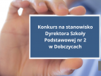 Dłoń trzymająca kartkę formatu wizytówki na której jest napisane Konkurs na stanowisko Dyrektora Szkoły Podstawowej nr 2 w Dobczycach