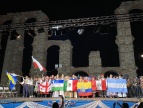 uczestnicy festiwalu reprezentacje poszczególnych państw stoją z flagami