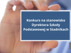 Dłoń trzymająca kartkę formatu wizytówki na której jest napisane Konkurs na stanowisko Dyrektora Szkoły Podstawowej w Stadnikach