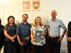 od lewej stoją: sołtys Anna Włodarczyk, przewodnicząca Małgorzata Jakubowska, wykonawca Adrian Bochacki, wiceburmistrz Edyta Podmokły, radny Paweł Nowak, kierownik Konrad Skiba