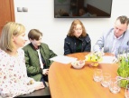  dyrektor Szkoły Podstawowej nr 1 w Dobczycach Justyna Dudzik, uczniowie Marek Klimala i Aleksandra Gabzdyl i burmistrz Tomasz Suś