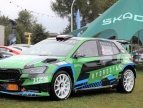 samochód rajdowy marki Skoda, z tyłu namiot zielony z napisem Skoda