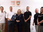 od lewej: dwóch przedstawicieli wykonawców, wiceburmistrz Edyta Podmokły, kierownik Konrad Skiba, radni: Tomasz Widła i Małgorzata Jakubowska