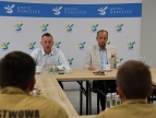 Trwa narada sztabu kryzysowego Burmistrz Tomas Suś siedzący bprzy stole. Obok niego Wicewojewoda Małopolski Ryszard Śmiałek