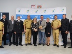 Kolejny ważny krok dla naszych jednostek OSP Grupowe zdjęcie funkcjonariuszy i przedstawicieli Państwowej Straży Pożarnej podczas uroczystości.