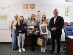 Muzyczna nagroda za ważny przekaz Burmistrz Tomasz Suś , zastępca burmistrza Edyta Podmokły, pełnomocnik burmistrza do spraw uzależnień Magdalena Gaweł z Natalią Brzezińską, laureatką konkursu AntyHejt