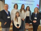 Forum Wymiany Doświadczeń oraz Gala Wręczenia Nagród w ramach projektu „Małopolski Program Wspierania Uczniów” Na zdjęciu uczestnicy Forum Wymiany Doświadczeń i Gali Wręczenia Nagród projektu „Małopolski Program Wspierania Uczniów”. Przed ekranem z nazwą wydarzenia stoją uczennice, nauczycielki oraz przedstawiciel samorządu i organizatorów. Uroczystość odbyła się w Krakowie i była podsumowaniem realizacji programu wspierającego rozwój talentów uczniów.