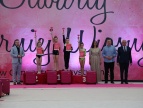 Zawodniczki na podium, obok stoi burmistrz Tomasz Suś, Tatiana Krupowicz, dyrektor MGOKiS Andrzej Topa oraz Krzysztof Żuławiński.