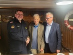 Oficjalne przekazanie radioodbiorników na pokład ORP "Błyskawica" Ryszard Dulski podaje rękę porucznikowi po podpisaniu protokołu przekazania odbiorników.
