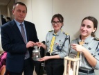 Harcerze przekazują burmistrzowi gminy i miasta Dobczyce lampion z Betlejemskim Światłem Pokoju