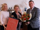 na zdjęciu od lewej koordynator projektu Magdalena Gaweł, przedstawiciel rodziny wyróżnionej w konkursie, burmistrz Tomasz SuśMarta Blamowska-Kaja 