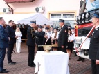 Komendant Powiatowy Państwowej Straży Pożarnej przekazuje naczelnikowi OSP Nowa Wieś klucze w towarzystwie burmistrza oraz wojewody