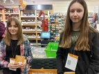 na zdjęciu wolontariusze z Szkoły Podstawowej w Kornatce w jednym z marketów podczas zbiórki żywności