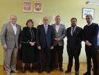 delegacja z Rumunii, Ioan Tintean - wiceprzewodniczący rady, Mica Oprea - sekretarz generalny, Grigore Dorin Popescu - dyrektor generalny rady wraz z tłumaczem, przedstawicielem Starostwa Powiatowego i kierowcą.