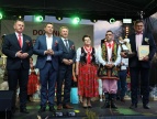 scena dożynkowa, na niej w centrum starostowie dożynkowi, od lewej burmistrz Dobczyc Tomasz Suś, wicestarosta Rafał Kudas, starosta Józef Tomal, burmistrz Sułkowic Artur Grabczyk