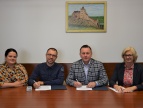 podpisanie umowy, od lewej: Katarzyna Borczak, Adrian Bochacki, Tomasz Suś, Antonina Trojan