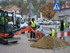 Ekipa budowlana przygotowują teren do zamocowania oświetlenia