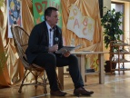 Burmistrz czyta uczniom w SP nr 1 w Dobczycach