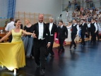 Polonez tańczą pary podczas turnieju tańców polskich w Dobczycach