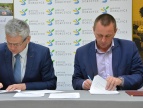 podpisanie umowy na modernizację nawierzchni boiska w kompleksie "Orlik"