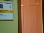 tabliczka informująca przy drzwiach wejściowych do pokoju, gdzie mieści się stanowisko ds. współpracy z organizacjami pozarządowymi