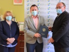 Wiceburmistrz Edyta Podmokły, burmistrz Tomasz Suś oraz wykonawca Andrzej Plaszczak